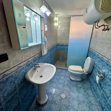 Bicuni Brothers Guesthouse-couples *